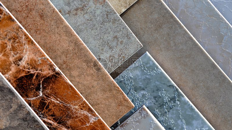 灰色柔光砖与亮光砖：材质、工艺与适用场景的差异